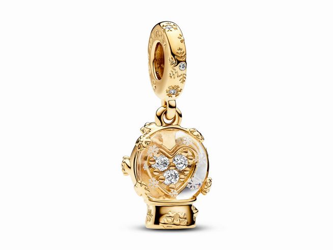 Charm-Anhänger von Pandora in Gelbgold Vergoldung, gestaltet als Schneekugel mit Herz und Zirkonia, verziert mit Schneeflockenmotiven, elegant und festlich.