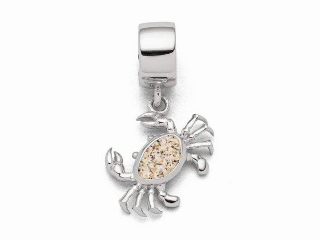 Charm in Form einer Krabbe aus Sterling Silber mit ovalem Körper aus Strandsand, ideal für Schmuckliebhaber, die maritimes Design schätzen.