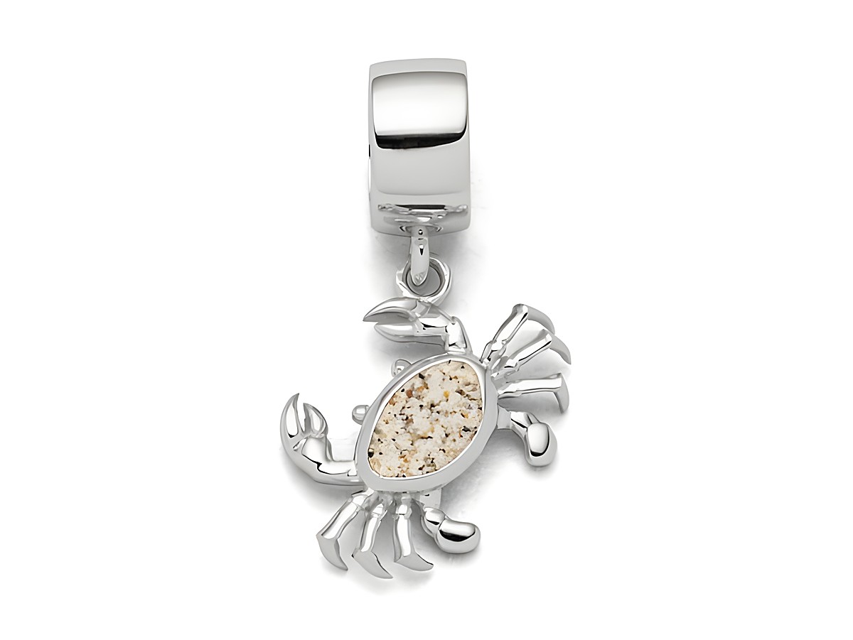 Charm in Form einer Krabbe aus Sterling Silber mit ovalem Körper aus Strandsand, ideal für Schmuckliebhaber, die maritimes Design schätzen.
