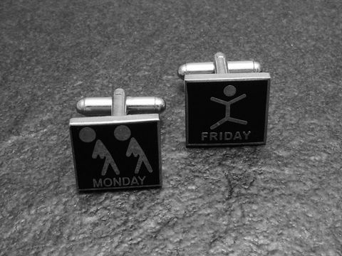 10205-0 Manschettenknöpfe mit den gravierten Worten Montag und Freitag, silberfarben vom Juwelier Harnisch, symbolisieren Arbeitsmoral und den Übergang von Wochentagen.