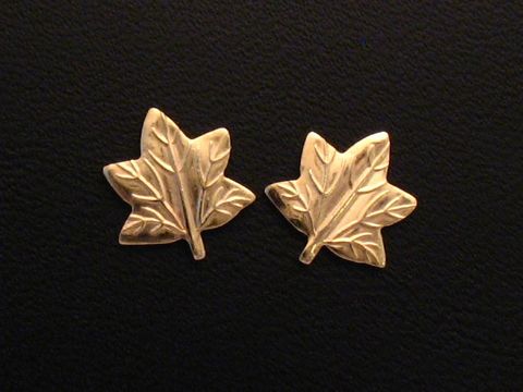 Ohrringe Blatt Blätter in Gold auf Silber, nostalgisch gestaltet, hergestellt von Juwelier Harnisch, Ohrstecker ohne Stein, ideal für besondere Anlässe.