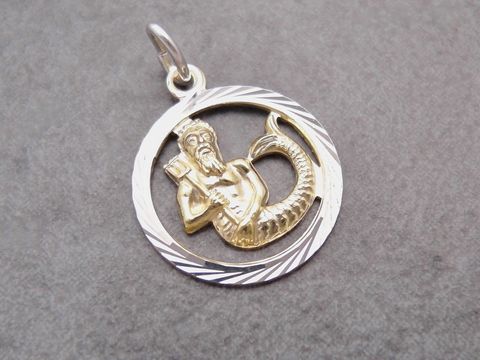 Wassermann Silber Sternzeichen mit Vergoldung von Juwelier Harnisch, zeigt eine kunstvoll gestaltete Figur des Wassermanns in einem runden Medaillon.