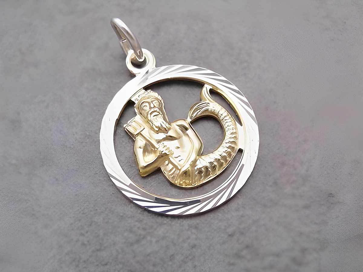 Wassermann Silber Sternzeichen mit Vergoldung von Juwelier Harnisch, zeigt eine kunstvoll gestaltete Figur des Wassermanns in einem runden Medaillon.