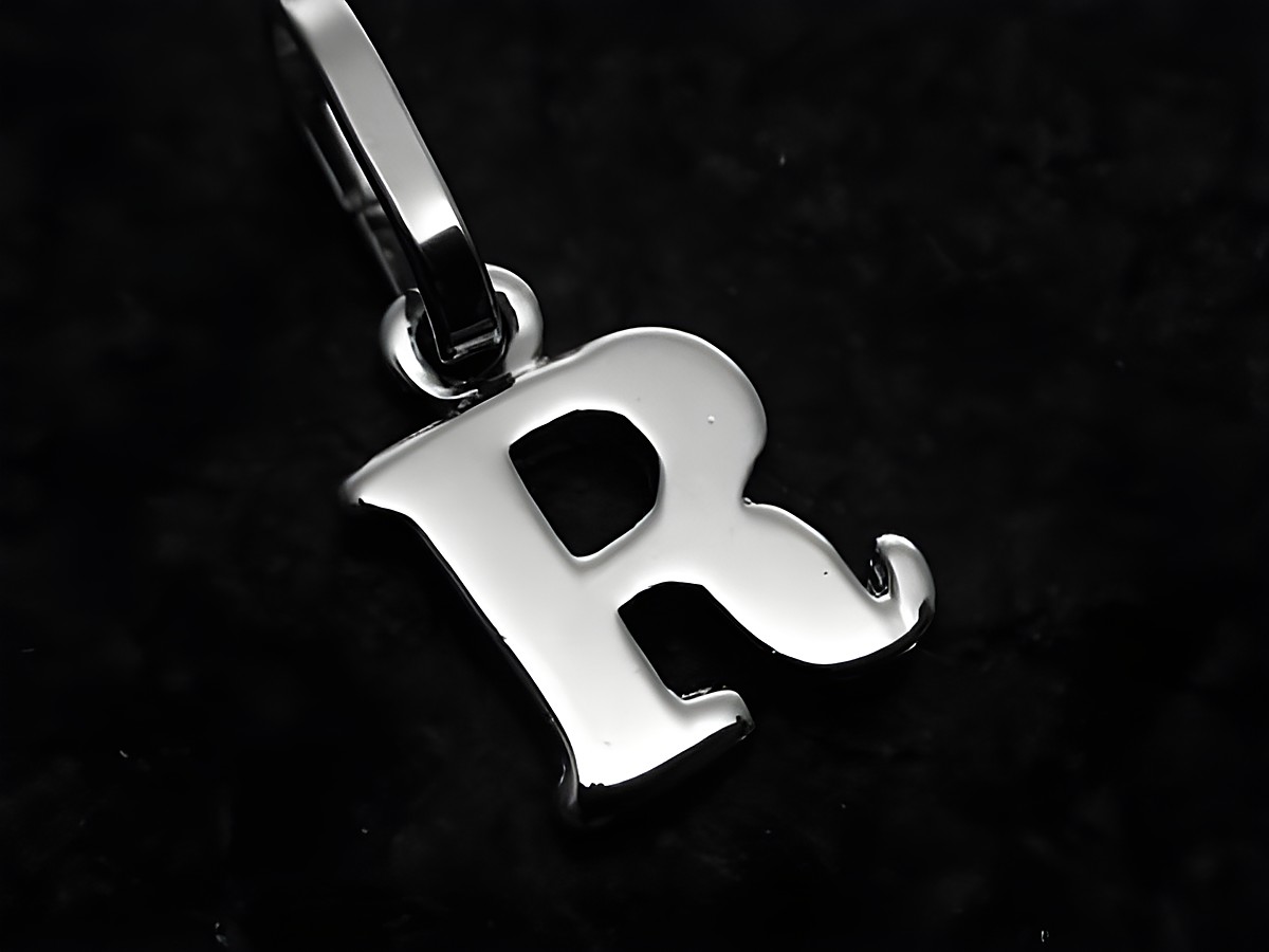 Buchstaben Anhänger R aus 925 Sterling Silber, rhodiniert, gefertigt vom Juwelier Harnisch, hochwertiger, glänzender Schmuck für individuelle Stilakzente.