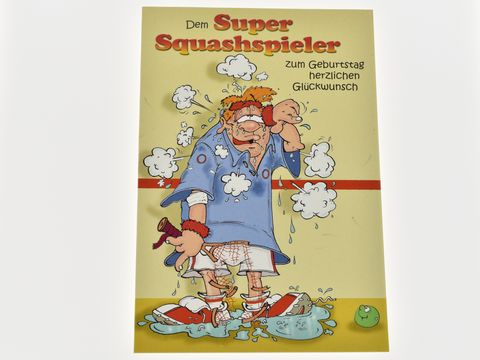 Eine Geburtstagskarte für einen Squashspieler zeigt einen erschöpften Spieler in blauer Sportkleidung, umgeben von Wasser- und Schaumkugeln, mit dem Text "Dem Super Squashspieler zum Geburtstag herzlichen Glückwunsch".