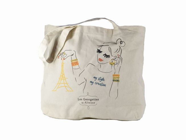 57350280-0 Einkaufsshopper von Les Georgettes mit einer stilisierten Abbildung eines Mädchens, das eine Eiffelturm-Halskette hält, beschriftet mit my style my creation und bunten Armreifen.