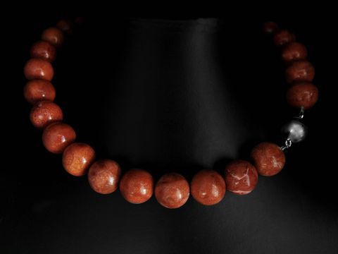 Schaumkoralle Kette aus 925 Silber mit Magnetverschluss, Länge 44 cm, Kugeln mit einem Durchmesser von 15 x 15 mm, elegante Korallenketten vom Hersteller Juwelier Harnisch.