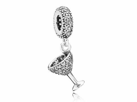 Silberner PANDORA Anhänger in Form eines Cocktailglases mit Zirkonia-Besatz, ideal für festliche Anlässe, geeignet für Armbänder oder Ketten, elegantes Design für Damenmode.