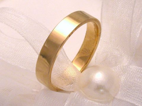 Trauring Ehering BELONG TOGETHER aus Gold 585 mit einer Größe von 56/17,8 vom Hersteller Juwelier Harnisch, einfaches und elegantes Design auf zarter Dekoration präsentiert.