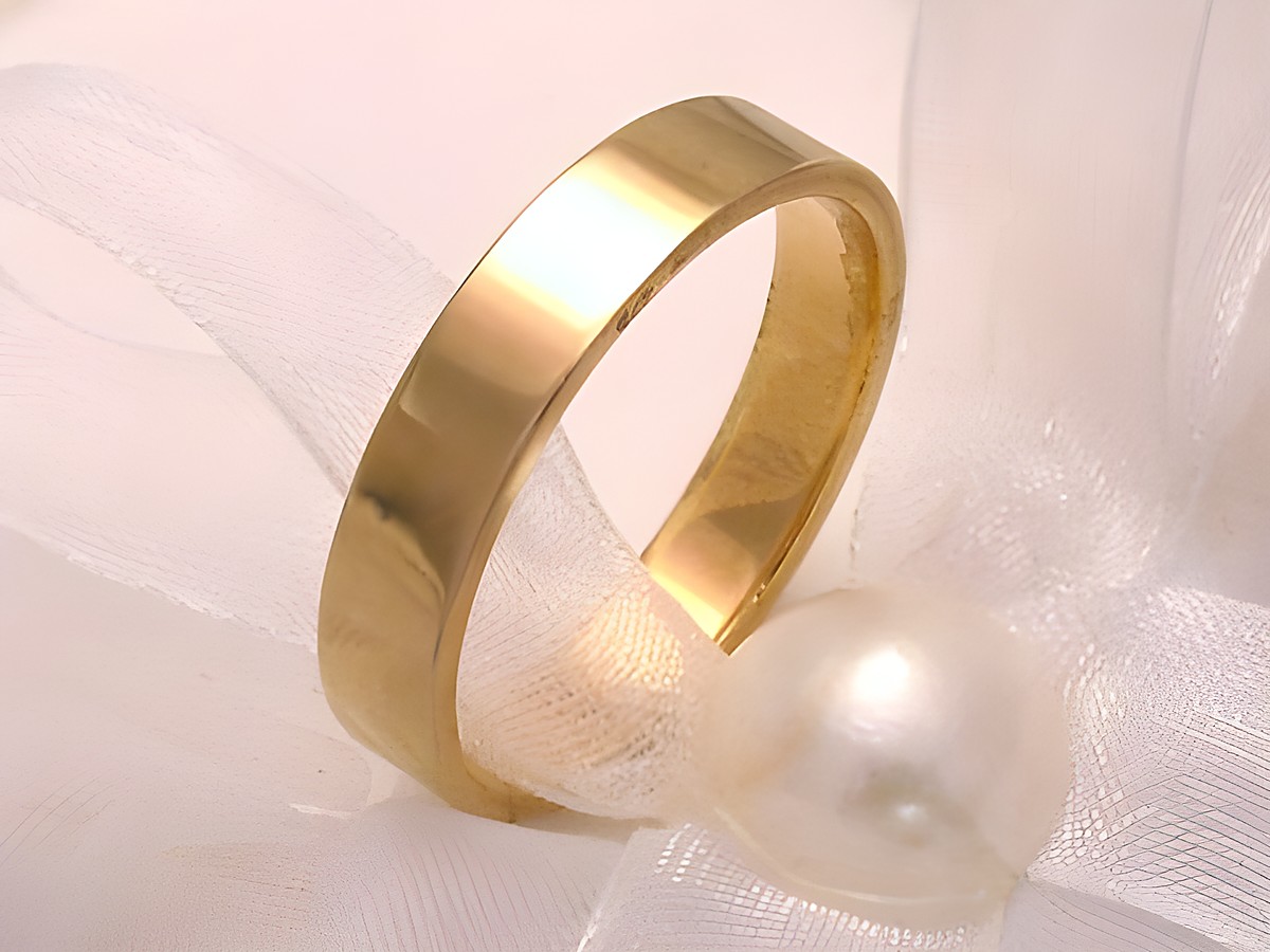 Trauring Ehering BELONG TOGETHER aus Gold 585 mit einer Größe von 56/17,8 vom Hersteller Juwelier Harnisch, einfaches und elegantes Design auf zarter Dekoration präsentiert.