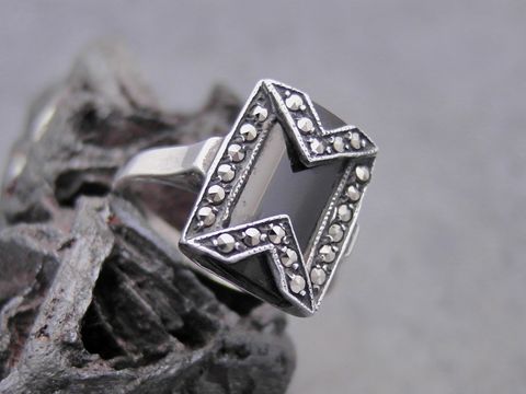Silber Ring edel Onyx mit Markasit Größe 55,5 vom Hersteller Juwelier Harnisch, bis Größe 56 / 17,8, der Ring hat ein auffälliges Design mit funkelnden Details.