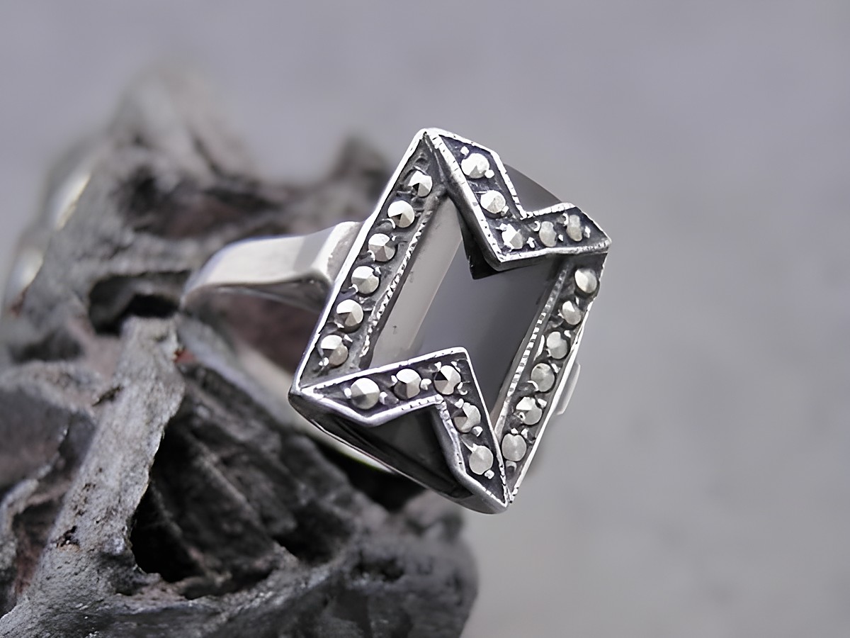 Silber Ring edel Onyx mit Markasit Größe 55,5 vom Hersteller Juwelier Harnisch, bis Größe 56 / 17,8, der Ring hat ein auffälliges Design mit funkelnden Details.