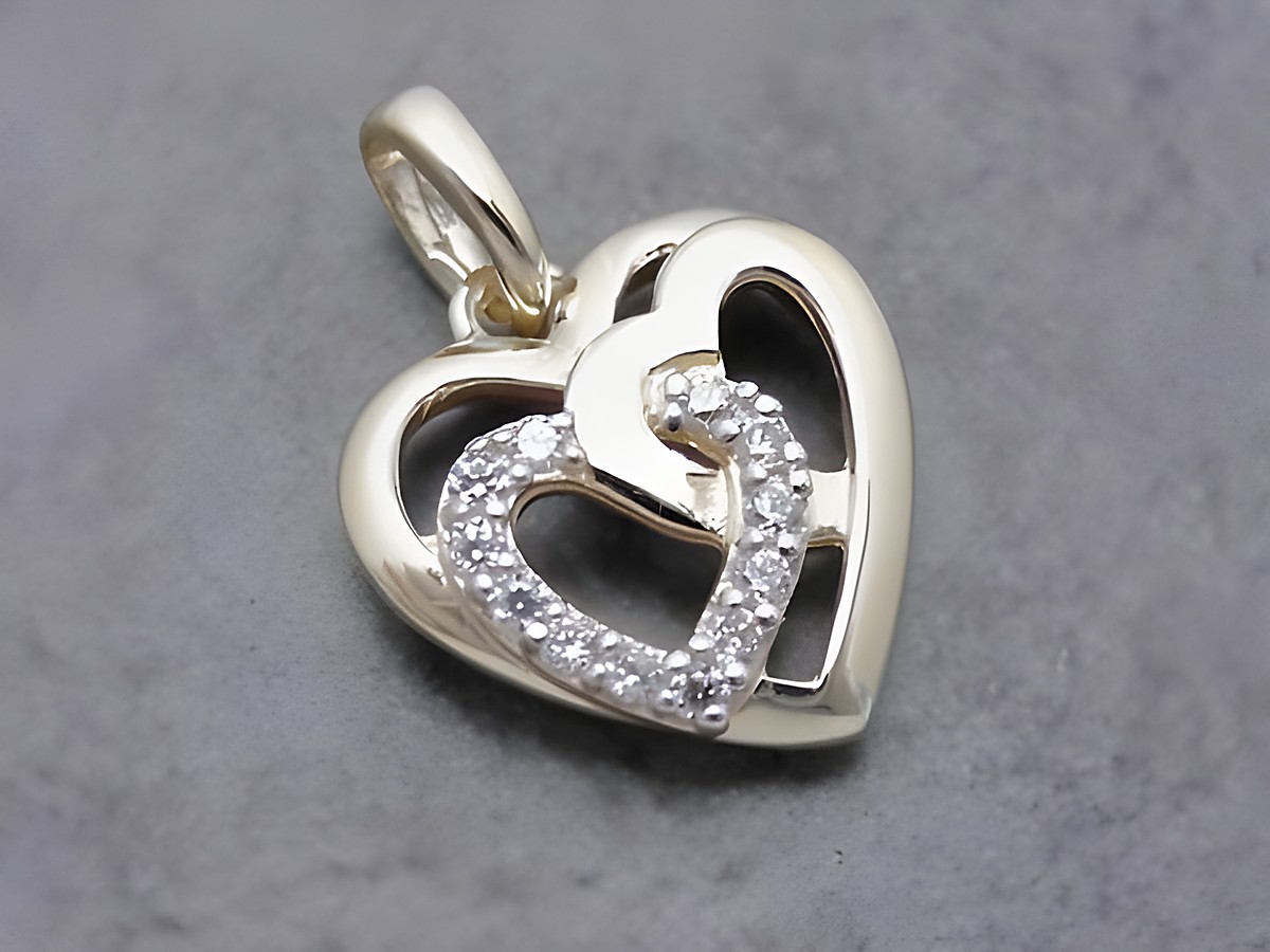 Eleganter Anhänger in Herzform aus Gold mit traumhaftem Design, verziert mit weißen Zirkonia-Steinen, Hersteller Juwelier Harnisch, Perlen & Steine.