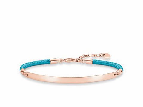 Silber vergoldetes Roségold Armband von Thomas Sabo mit hellblauem Nylonarmband, ausgestattet mit einem klappbaren Verschluss und einer Verlängerungskette für individuelle Anpassung.