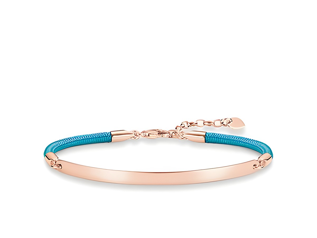 Silber vergoldetes Roségold Armband von Thomas Sabo mit hellblauem Nylonarmband, ausgestattet mit einem klappbaren Verschluss und einer Verlängerungskette für individuelle Anpassung.