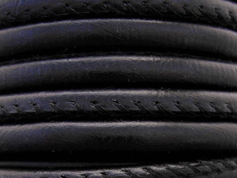 Nappaleder in Schwarz, 85 cm lang und 6 mm dick, mit Silber Bajonett von Juwelier Harnisch. Zeigt die geschmeidige Oberfläche des Lederbands in feinster Qualität.
