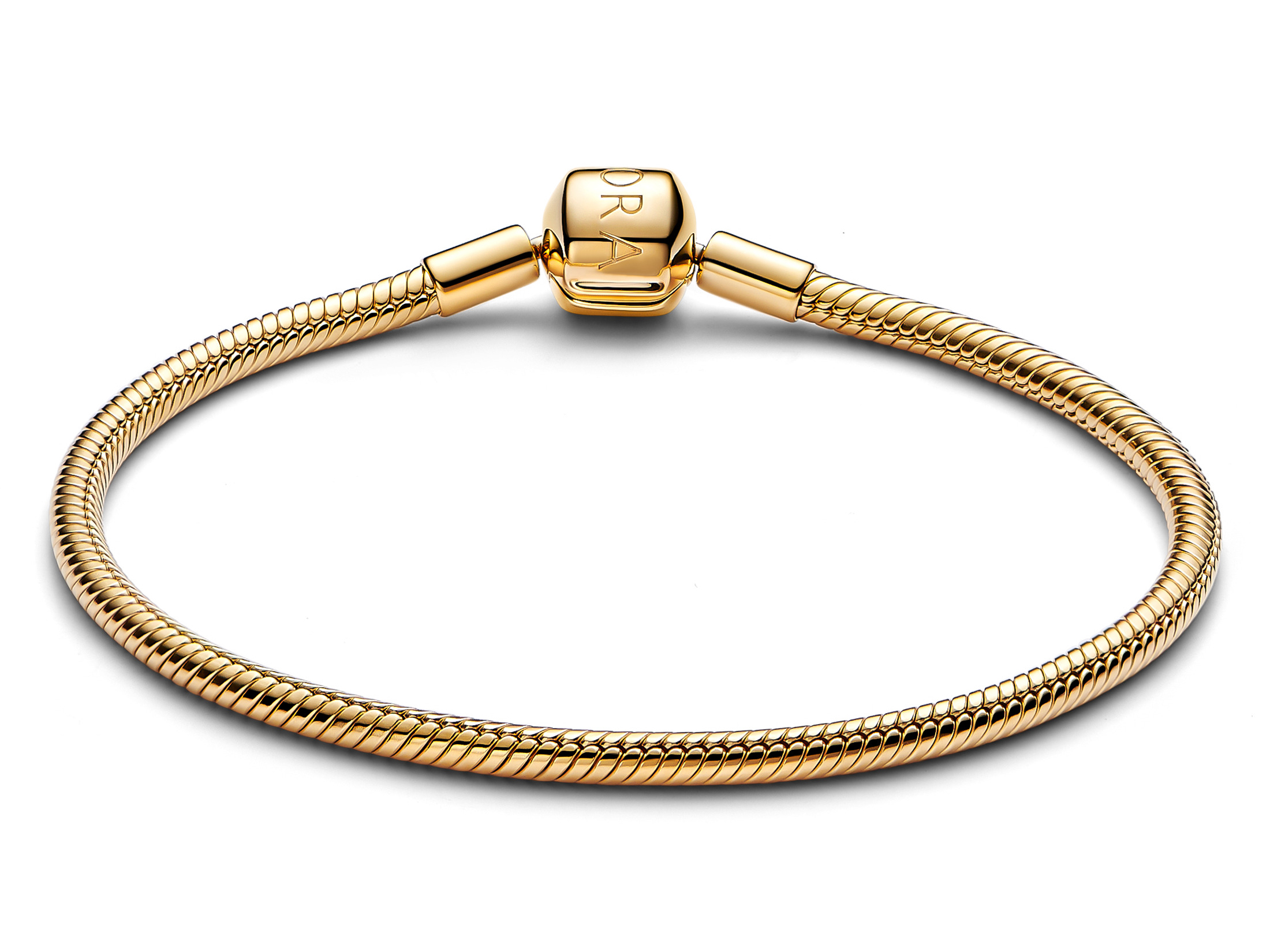 Ein gelbgold vergoldetes Schlangenarmband von Pandora mit einem charakteristischen Verschluss, destilliert in einer eleganten und geschmackvollen Form, für ein modernes Accessoire zur Veredelung jedes Looks.