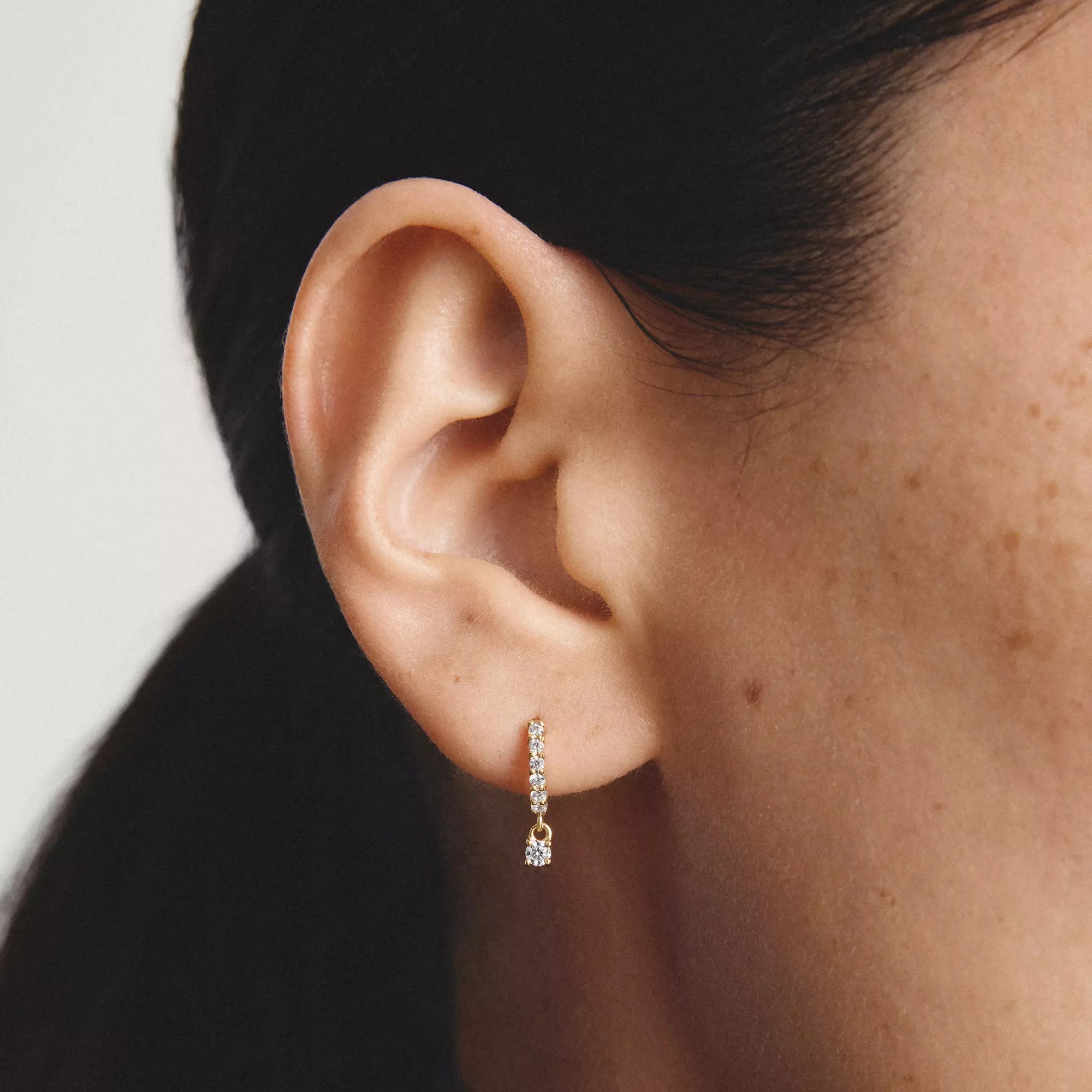 Thomas Sabo Creolen mit weißem Zirkonia im Brillantschliff – vergoldet – Ansicht 4