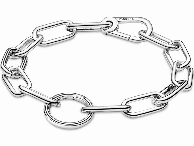 Das Bild zeigt einen Pandora ME Connector in Form eines runden Steckers aus Sterling Silber mit einem modernen Design, perfekt für die individuelle Gestaltung von Schmuckstücken.