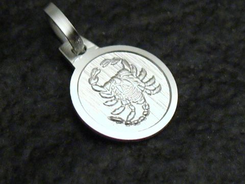 Sterling Silber Sternzeichen Anhänger Skorpion mit detailreicher Darstellung eines Skorpions auf glänzendem, runden Medaillon, hergestellt von Juwelier Harnisch.