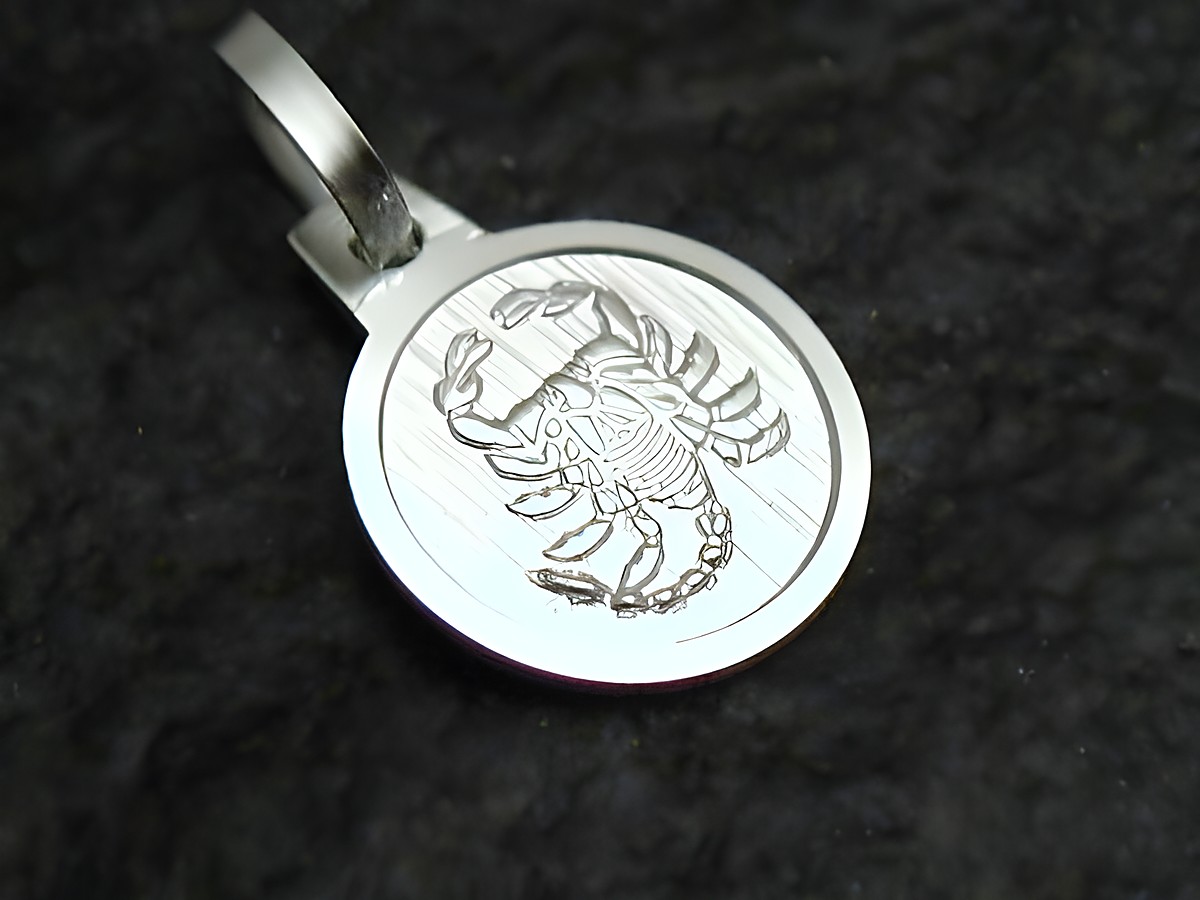 Sterling Silber Sternzeichen Anhänger Skorpion mit detailreicher Darstellung eines Skorpions auf glänzendem, runden Medaillon, hergestellt von Juwelier Harnisch.