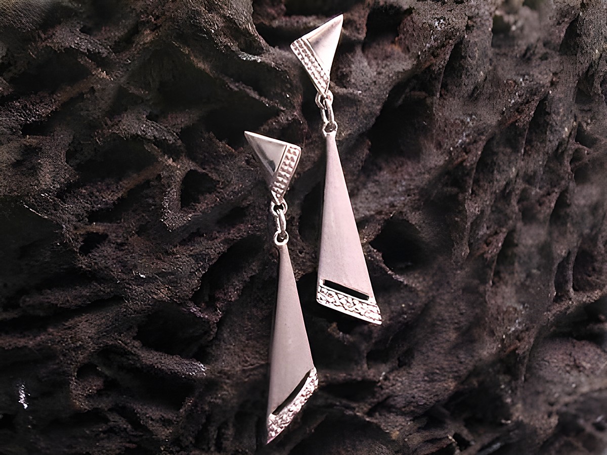 Edel Gold Ohrhänger ohne Stein von Juwelier Harnisch, elegantes Design mit einer modernen, geometrischen Form. Perfekt für jeden Anlass und stilvoll kombinierbar.
