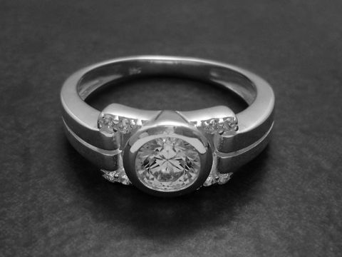300082-0 Funkeltraum Sterling Silber Ring poliert mit Zirkonia von Juwelier Harnisch bis Gr. 52 16,5 der Ring hat einen zentralen großen Zirkonia und seitlich kleinere Verzierungen.