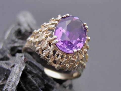 Goldring glamourös Größe 57 mit einem ovalen Amethyst und einem filigranen Gold 333 Design, Hersteller Juwelier Harnisch, bis Größe 58/18,5.