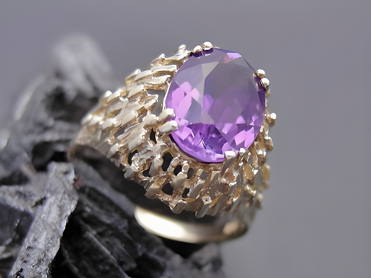 Goldring glamourös Größe 57 mit einem ovalen Amethyst und einem filigranen Gold 333 Design, Hersteller Juwelier Harnisch, bis Größe 58/18,5.