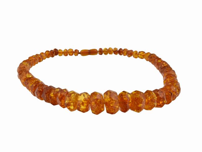 Bernstein Kette in warmen Bernsteintönen, 59 cm lang, verlaufend gestaltet. Hergestellt von Juwelier Harnisch, idealer Schmuck für jeden Anlass.