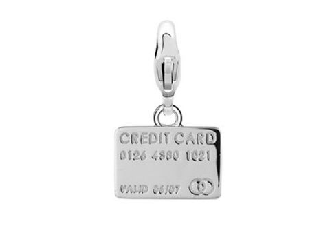 Silberner Charm in Form einer Kreditkarte mit der Gravur CREDIT CARD und einer typischen Kartenstruktur, hergestellt von Ti Sento, Modell Fantastic 8168SI.