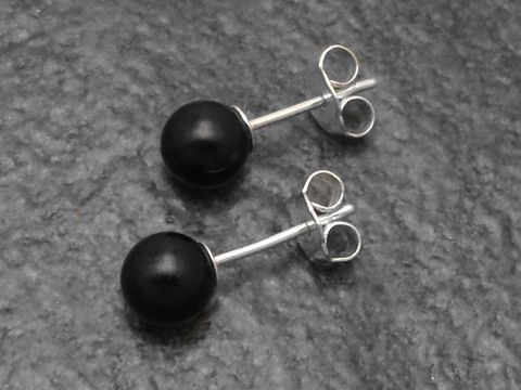 Silber Ohrringe aus echtem Silber mit 6mm Onyx Steinen, zeitloses Design, ideal für jeden Anlass, Hersteller Juwelier Harnisch, elegant und schick.