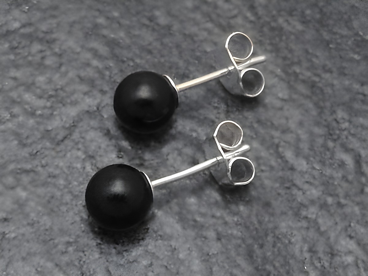 Silber Ohrringe aus echtem Silber mit 6mm Onyx Steinen, zeitloses Design, ideal für jeden Anlass, Hersteller Juwelier Harnisch, elegant und schick.