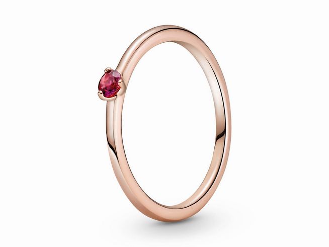 Pandora Rosé Solitaire Ring in Größe 48 mit rotem Zirkonia, feiner Roségoldring mit tropfenförmigem Stein, elegant und schlicht für jeden Anlass.