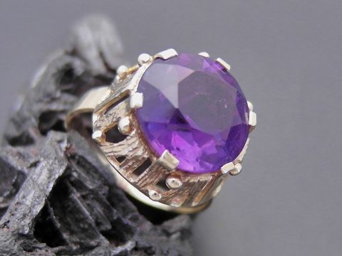 Goldring mit bewundernswertem Amethyst in Größe 56, Gold 333, Hersteller Juwelier Harnisch, funkelt elegant und setzt einen stilvollen Akzent. Ideal für besondere Anlässe.