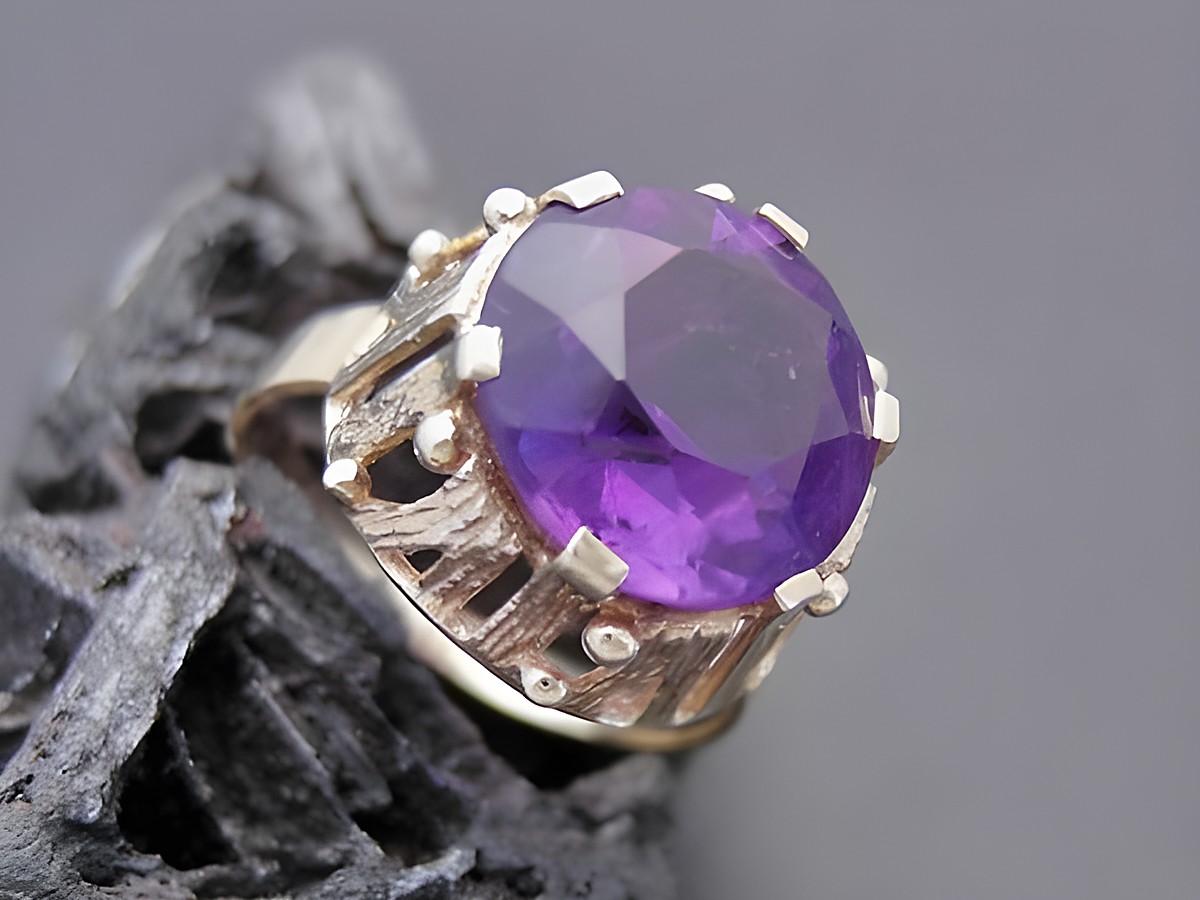 Goldring mit bewundernswertem Amethyst in Größe 56, Gold 333, Hersteller Juwelier Harnisch, funkelt elegant und setzt einen stilvollen Akzent. Ideal für besondere Anlässe.
