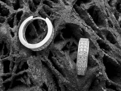 Silber Creole mit Zirkonia, weiss, edel, 1,5 cm, Hersteller Juwelier Harnisch, bis 15 mm, elegant auf strukturiertem Hintergrund platziert.