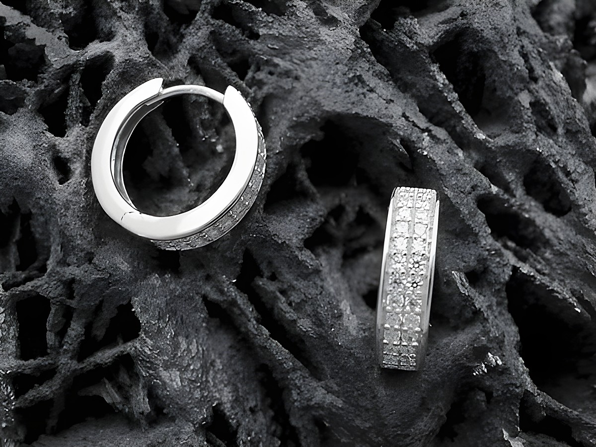 Silber Creole mit Zirkonia, weiss, edel, 1,5 cm, Hersteller Juwelier Harnisch, bis 15 mm, elegant auf strukturiertem Hintergrund platziert.