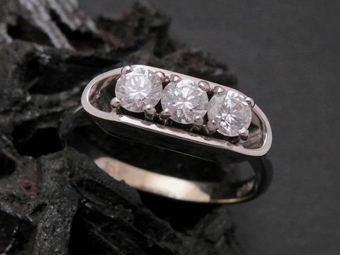 Weißgold Ring modern Gold 750 Zirkonia Goldring Gr. 56, Hersteller Juwelier Harnisch, bis Gr. 56/18 mit drei funkelnden Zirkonia-Steinen in eleganter Anordnung.