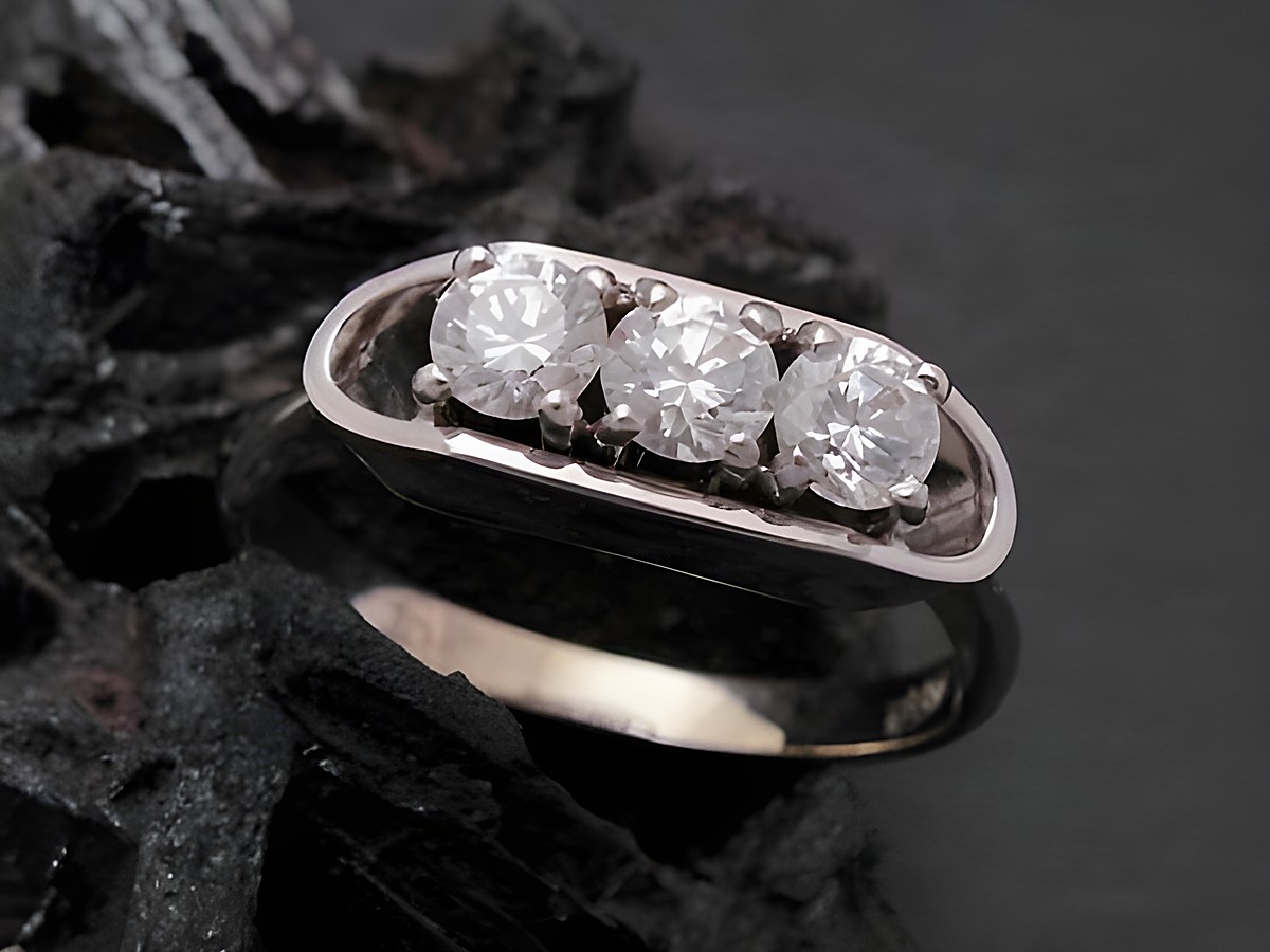 Weißgold Ring modern Gold 750 Zirkonia Goldring Gr. 56, Hersteller Juwelier Harnisch, bis Gr. 56/18 mit drei funkelnden Zirkonia-Steinen in eleganter Anordnung.
