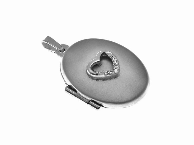 Ovales Medaillon in Herzform mit Zirkonia, mattiert aus Sterling Silber, Hersteller Juwelier Harnisch, bietet eleganten Schmuck in zeitlosem Design.
