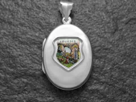 600021101-0 Silbernes Medaillon mit farbigem Bild der Lourdes Wallfahrtsstätte, geprägt mit der Aufschrift Lourdes, von Juwelier Harnisch, ideal für religiöse Anhänger und Erinnerungsstücke.