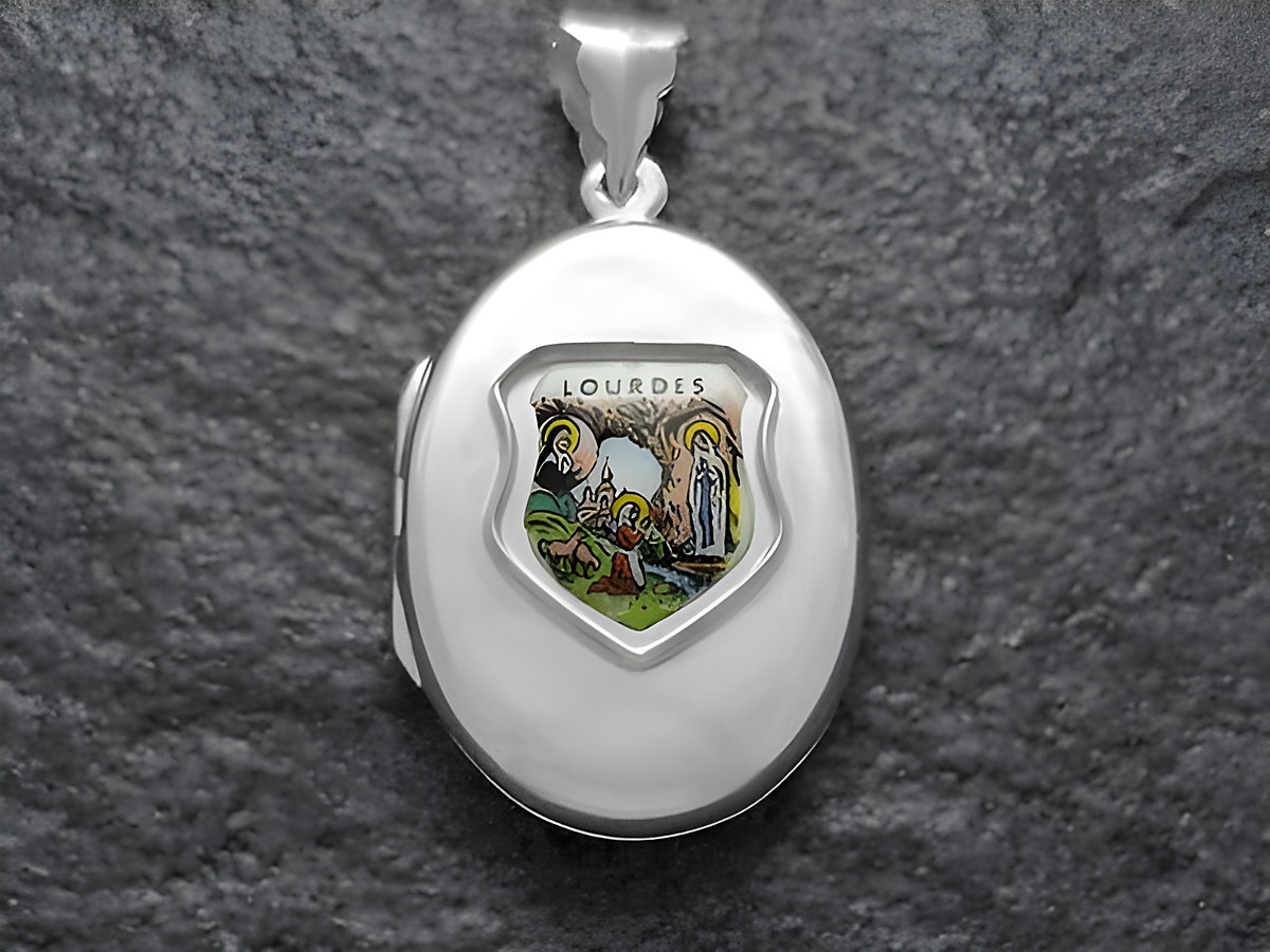 Silbernes Medaillon mit farbigem Bild der Lourdes Wallfahrtsstätte, geprägt mit der Aufschrift Lourdes, von Juwelier Harnisch, ideal für religiöse Anhänger und Erinnerungsstücke.