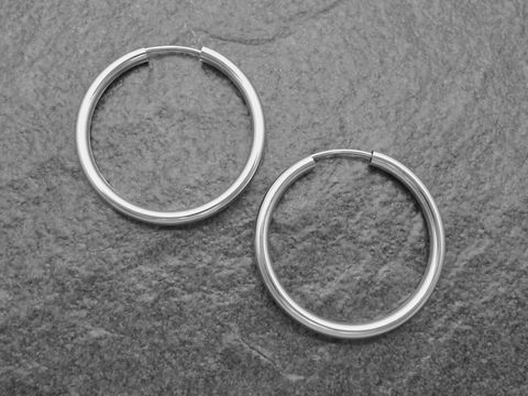 Silber Creolen 3 cm aus rhodiniertem Sterling Silber mit einer Breite von 2,5 mm, gefertigt vom Juwelier Harnisch, elegante Ohrringe bis 45 mm.