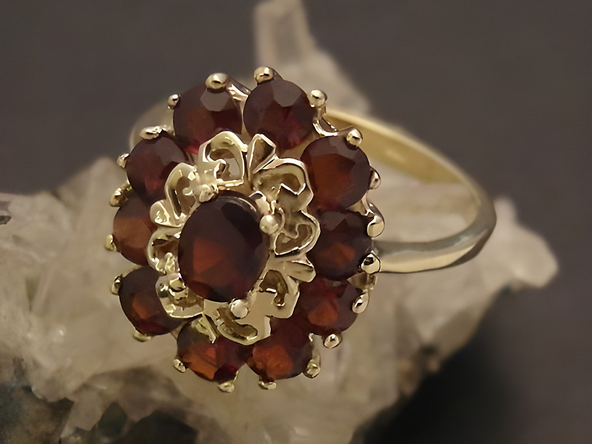 Goldring fabelhaft Gold 333 mit Granat Edelsteinen in Größe 54, Hersteller Juwelier Harnisch, bis Größe 54/17,5, blühendes Design mit floralen Akzenten.