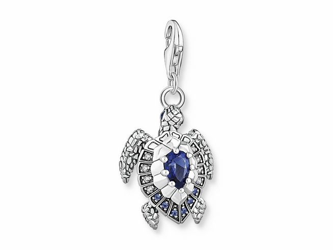 Charm einer Schildkröte ausSterlingsilber mit geschliffenem Glas-Keramik Stein in Blau, hochwertig verarbeitet, passend für eine modische Anhängerkette oder -armband.
