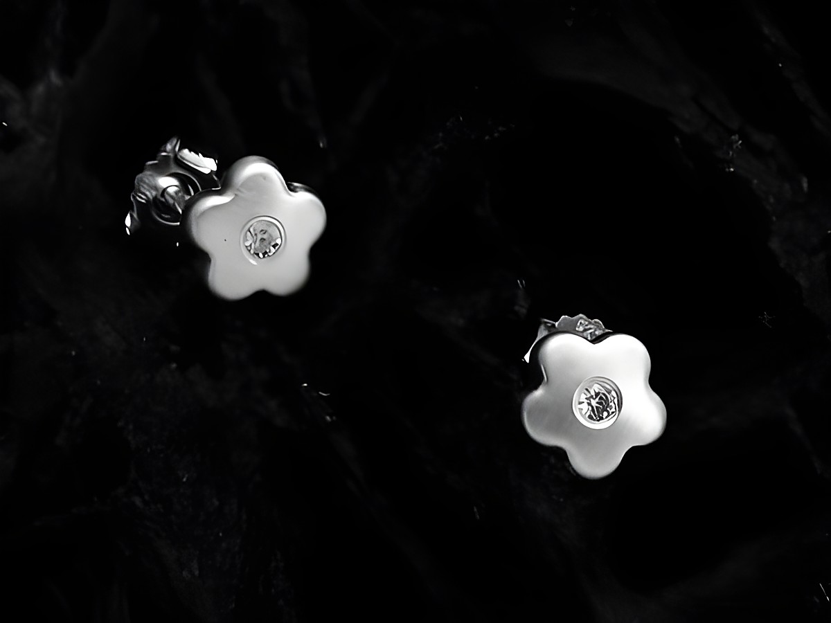 Blümchen mattierte Sterling Silber Ohrringe mit Zirkonia, hergestellt von Juwelier Harnisch, ideal für Kinder. Die Ohrringe haben eine verspielte Blumenform und attraktiven Glanz.