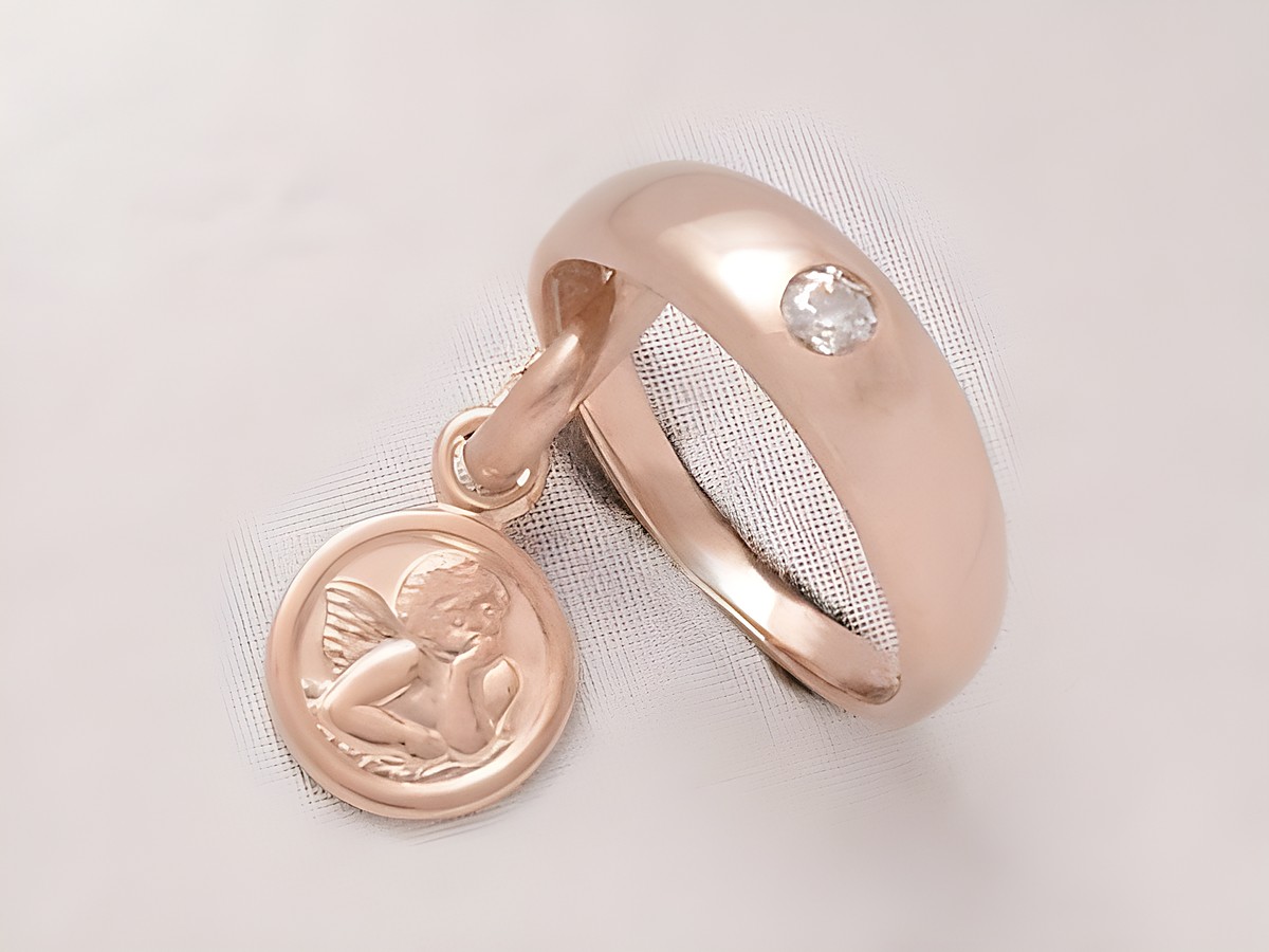 Taufring und Schutzengel aus 925 Silber, rosé vergoldet mit Zirkonia, Hersteller Juwelier Harnisch, stilvolle Verbindung von Schönheit und Schutz, ideal für besondere Anlässe.