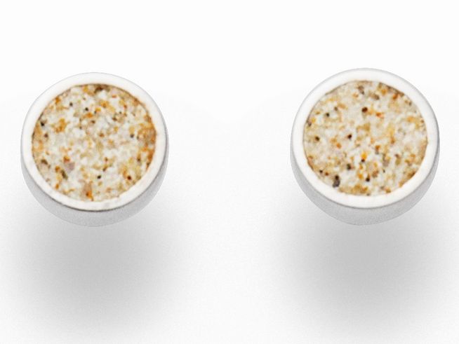 Zwei runde Ohrringe aus Sterling Silber mit einem kleinen Sandkuss-Design in der Mitte, das sandfarbene Partikel zeigt, erschienen klar und elegant. Ideal für jeden Anlass.