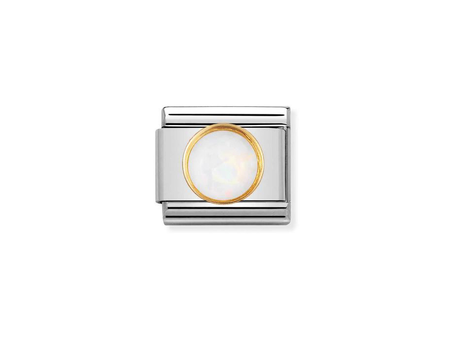 NOMINATION Classic Steine Opal Weiss 030503 07 zeigt einen runden weißen Opal, eingebettet in eine goldfarbene Fassung, umgeben von einem silbernen Element in einem eleganten Design.